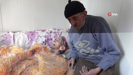 Depremzede yaşlı çift konteynere yerleşti