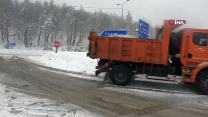 Bolu Dağı’nda kar yağışı sürücülere zor anlar yaşatıyor