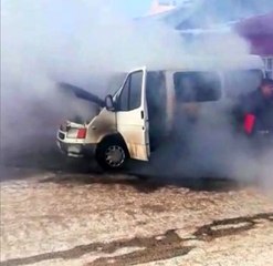 Kars'ta donan minibüs, altında ateş yakılırken alevlerin içinde kaldı