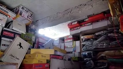 दुकान की छत काटकर चोरों ने लाखों के माल किया पार