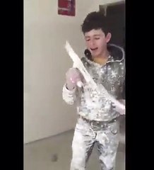 Zülfi Livaneli'den inşaatta türkü söyleyen çocuk için çağrı