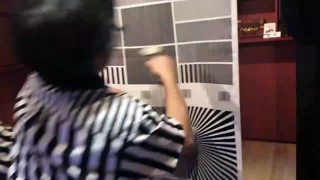 Ils jouent une musique techno en utilisant un lecteur de codes-barres modifiés.