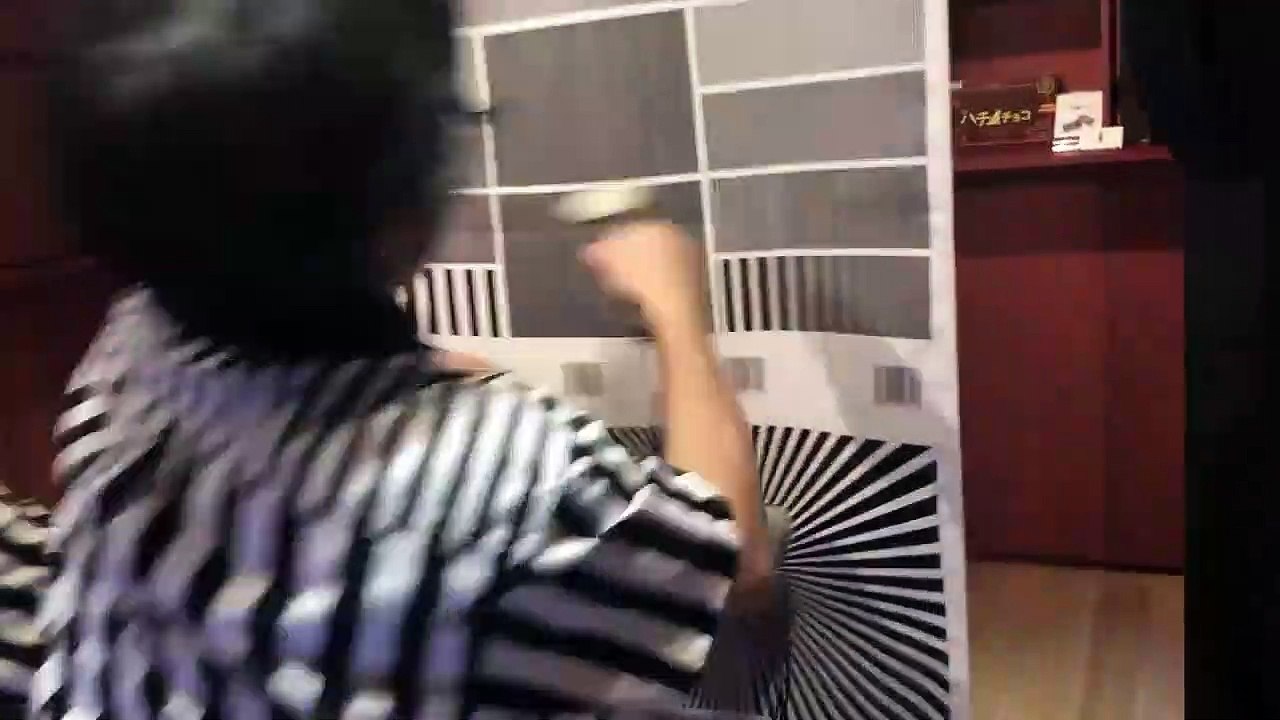 Ils jouent une musique techno en utilisant un lecteur de codes-barres modifiés.