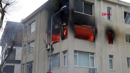İstanbul-bakırköy'de 3 katlı apartmanın 2. katında yangın