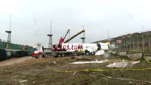 Pistten çıkan uçağın enkazını kaldırma çalışmaları sürüyor (2)