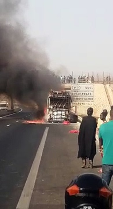 Bus en feu sur l'autoroute a peage au niveau de Thiaroye