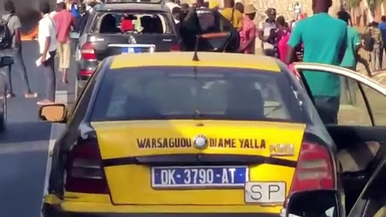 Un bus en feu sur l'autoroute à péage