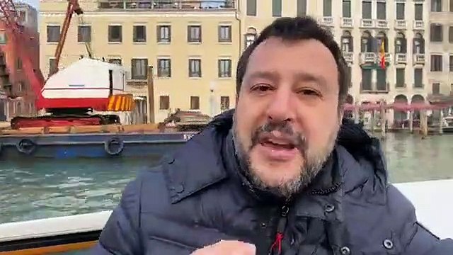 SALVINI, DIRETTA FACEBOOK IN BARCA A VENEZIA: «Acqua alta, qui servono almeno 150 milioni l'anno