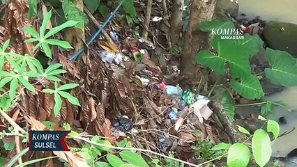 Baliho Azab Kubur Pelaku Pembuang Sampah