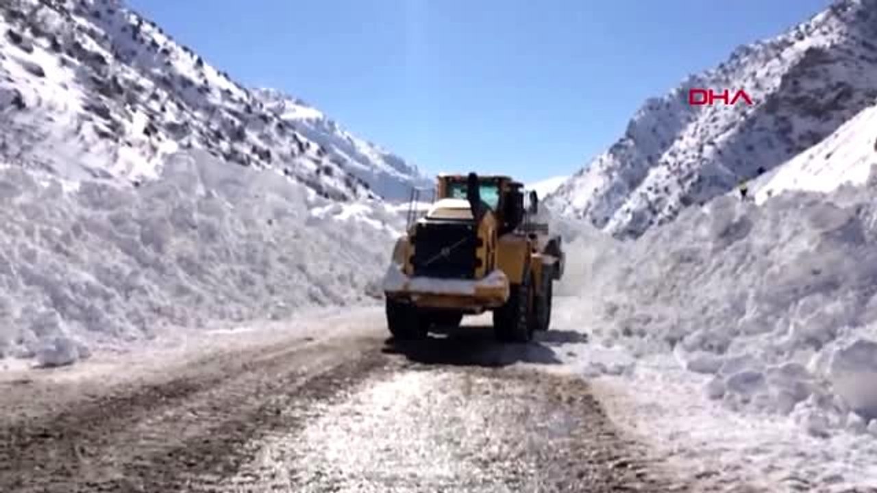 Van valisi bilmez çatak karayoluna düşen çığ bölgesinde incelemelerde bulundu-ek