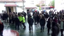 Antalya manavgat'ta yıkım kararı verilen okulun öğrenci ve velilerinden nakil eylemi