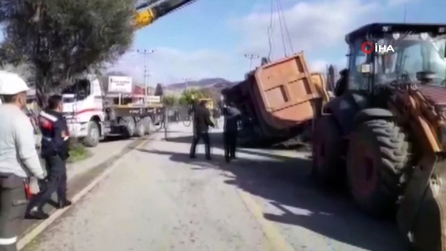 Beton direği yıkan kamyon yan yattı: 1 yaralı