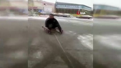 Arabanın arkasına bağladığı kızakla şehir turu attı