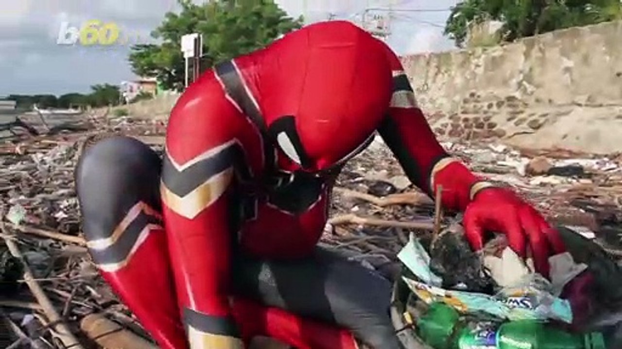 Cleaning up the Streets! Indonesian Man Picks u...