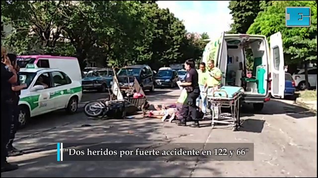 Dos motociclistas heridos al chocar contra un camión