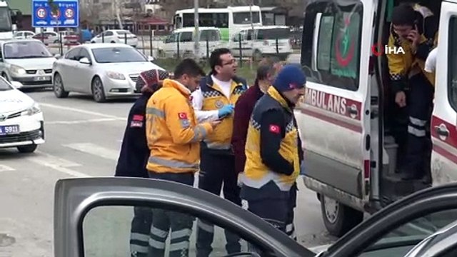 Hasta nakleden ambulans otomobille çarpıştı