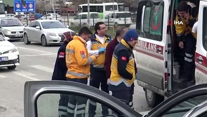 Hasta nakleden ambulans otomobille çarpıştı