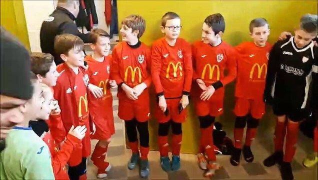 LES U13 A ET B DANS LES VESTIAIRES APRÈS LEUR VICTOIRE