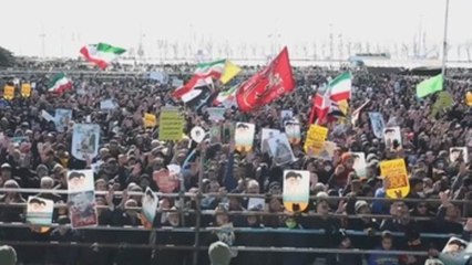 Irán se alza contra EEUU con promesas de venganza al conmemorar su revolución