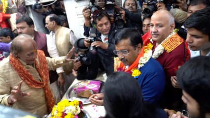 Kejriwal, Sisodia pay obeisance at Hanuman Mandir in CP