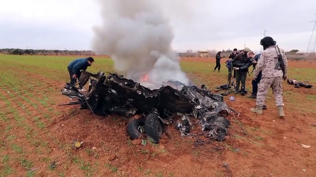 شاهد: إسقاط مروحية تابعة للنظام السوري في إدلب ومقتل طيارين
