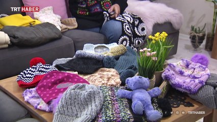 Tek koluyla Elazığ'daki depremzedeler için atkı örüyor