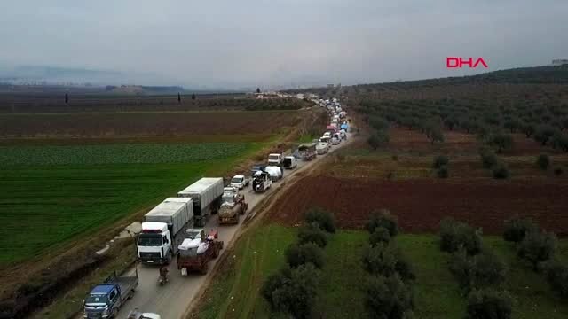 Suriye idlib'te rejimin saldırılarından kaçan suriyelilerin güvenli bölgelere geçişi - 2