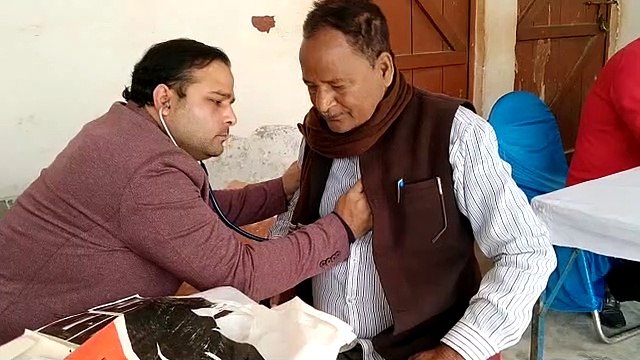 बाराबंकी -चेकअप करने आई स्वास्थ्य विभाग की टीम