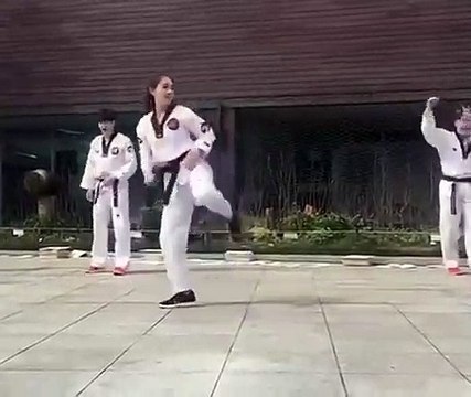 Un beau mélange entre le karaté et la danse exécuté par cette femme