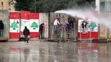 مواجهات بين قوى أمنية ومتظاهرون قرب البرلمان في بيروت