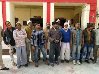 बाजारों में रेहडी ठेली लगाने वालों का पुलिस ने शांतिभंग की आशंका में किया चालान