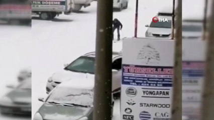 Karla kaplanan yolda kayak takımları ile kayak yaptı