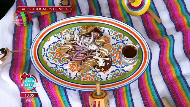 ¡Prepara unos crujientes y deliciosos tacos ahogados de mole! | Venga La Alegría