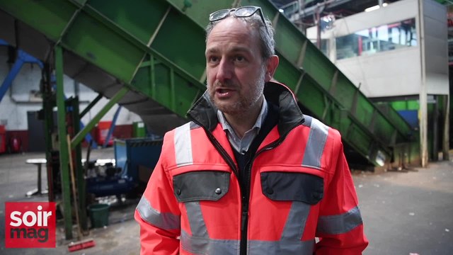 Visite d'un centre de tri qui gère les sacs bleus et les nouveaux sacs à plastiques mous