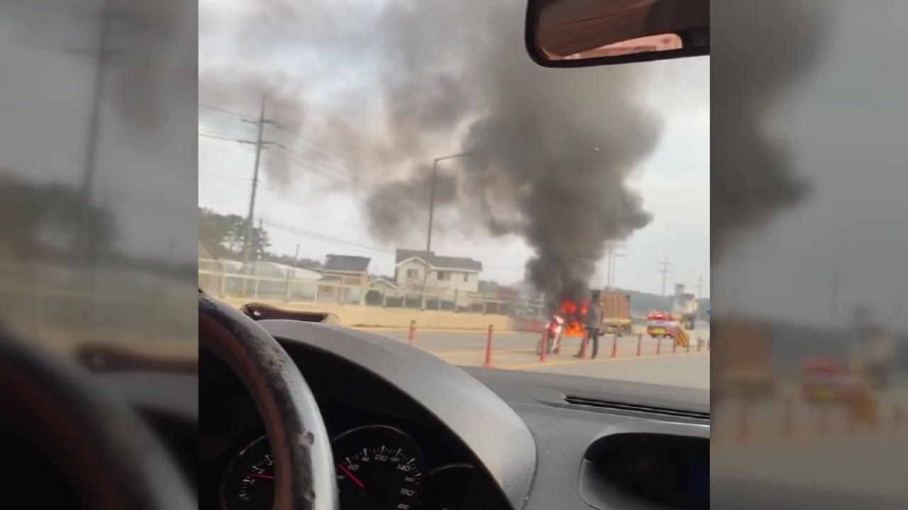 충남 태안에서 5톤 화물차 불...인명피해 없어 / YTN