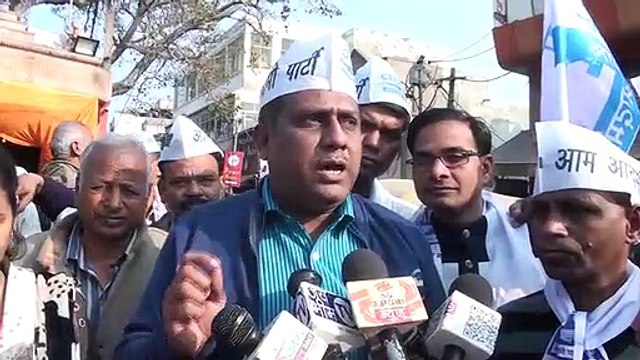 आगरा -दिल्ली में आम आदमी पार्टी की जीत पर आगरा में मनाया गया जश्न