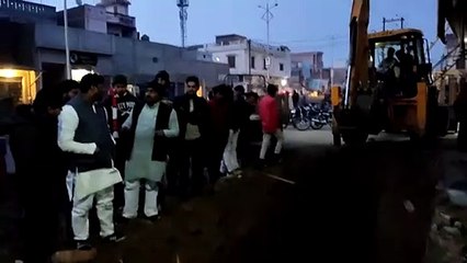 कैराना: नाले की खुदाई के दौरान खोद दी मकानों की नींव, लोगों का हंगामा