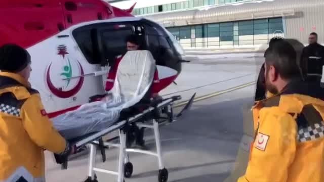 Kara kış yolu kapatınca hamile kadının yardımına ambulans helikopterle yetiştiler