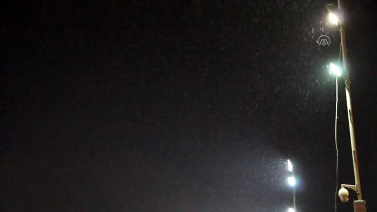 Antakya-Yayladağı kara yolunda kar yağışı nedeniyle ulaşım kontrollü sağlanıyor