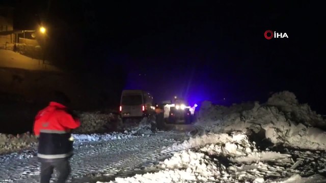 Çığ nedeniyle ulaşıma kapanan yol tek taraflı olarak ulaşıma açıldı