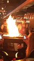 Il flambe des steaks au restaurant et ça ne se passe pas comme prévu