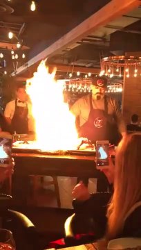 Il flambe des steaks au restaurant et ça ne se passe pas comme prévu