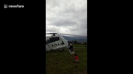 Petit jeu risqué : il saute sur une pale d'hélicoptère