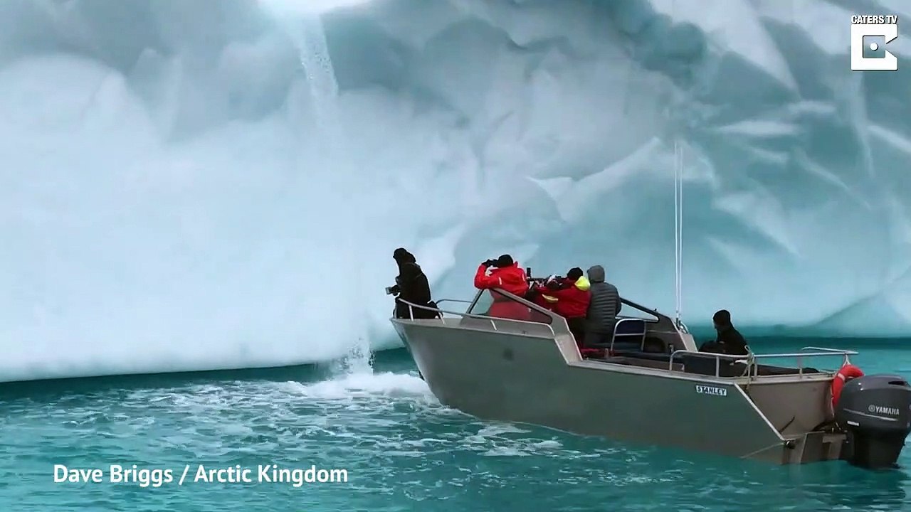 Il boit un verre d'eau pure s'écoulant d'un glacier dans l'océan Arctique