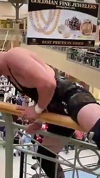 Ce catcheur saute du 1er étage pour faire une prise de dingue