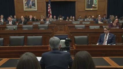 Powell alerta de riesgos económicos de coronavirus bajo ataques de Trump