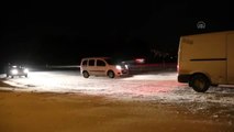 Antakya-Yayladağı kara yolunda kar yağışı nedeniyle ulaşım kontrollü sağlanıyor (2)