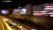 عباس يخطب في نيويورك وعلم إسرائيل وأمريكا على أسوار البلدة القديمة في القدس.. شاهد