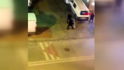 Sokak ortasında 3 kişi tarafından darbedildiği anlar kamerada