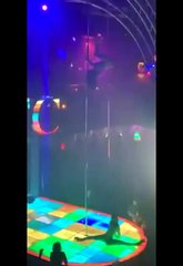 Une danseuse tombe de sa barre de pole dance mais reste très professionnelle